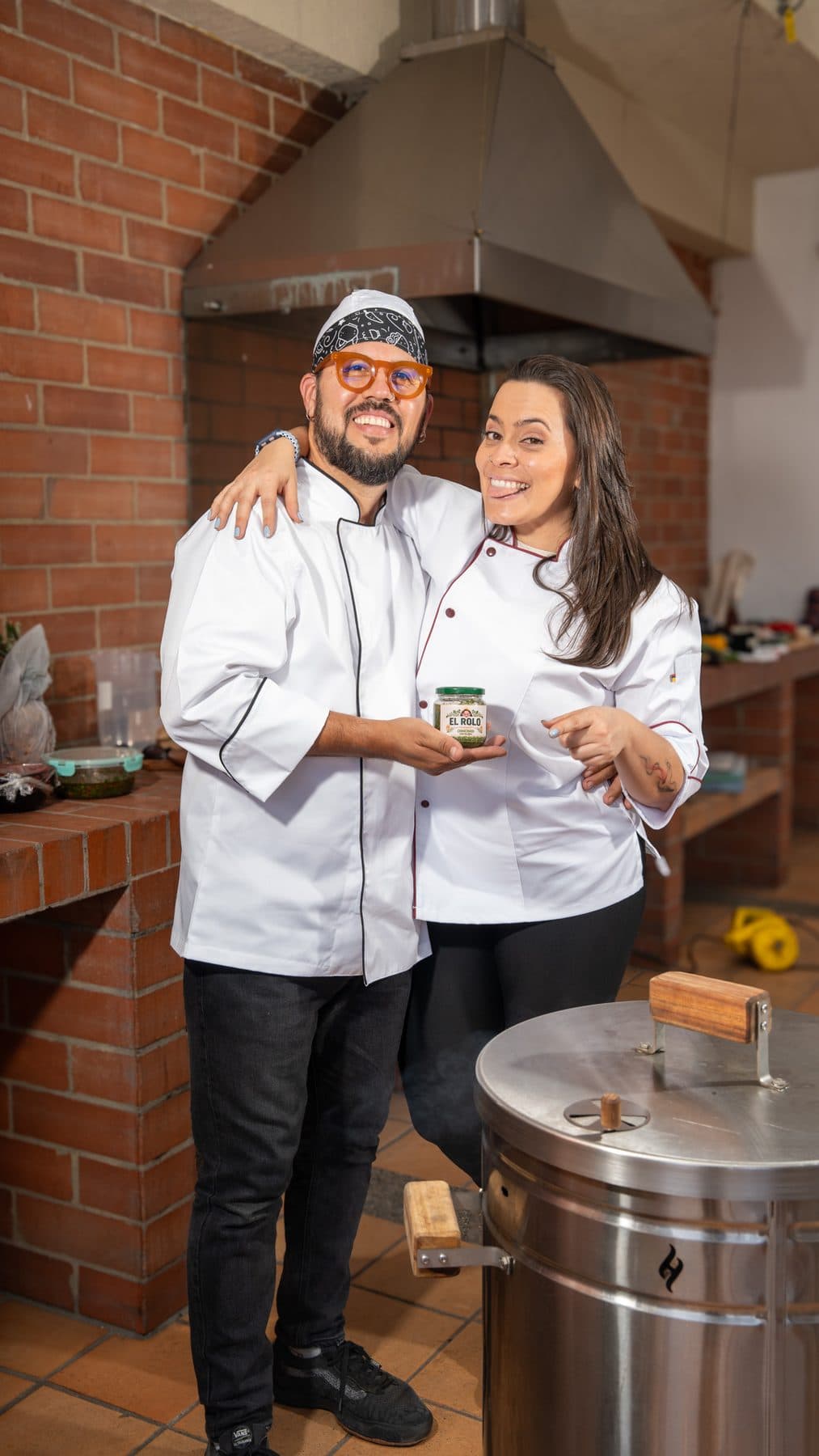 Diana y Yesid con un frasco de chimichurri El Rolo